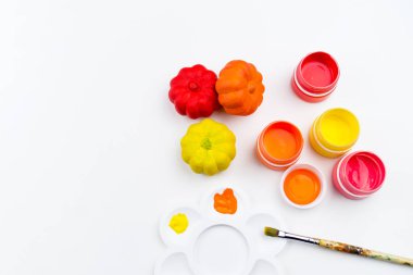 Boya guaj ve plastik kabak. Cadılar Bayramı tatil. Yaratıcılık fırça ve palet için araçlar. Beyaz arka plan.