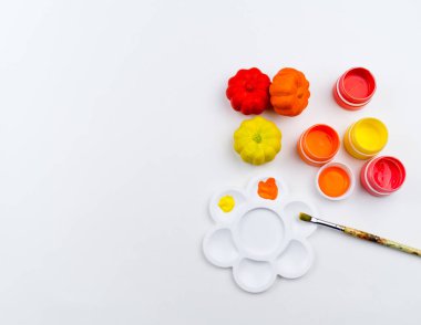 Boya guaj ve plastik kabak. Cadılar Bayramı tatil. Yaratıcılık fırça ve palet için araçlar. Beyaz arka plan.