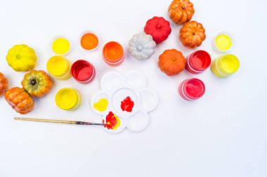 Boya guaj ve plastik kabak. Cadılar Bayramı tatil. Yaratıcılık fırça ve palet için araçlar. Beyaz arka plan.