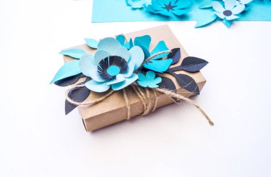 Kraft kağıt bir kutu içinde tatil için hediye. Anneler günü ve Sevgililer günü. Düğün dekorasyonu için malzeme.