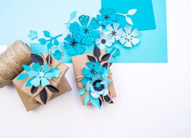 Kraft kağıt bir kutu içinde tatil için hediye. Anneler günü ve Sevgililer günü. Düğün dekorasyonu için malzeme.