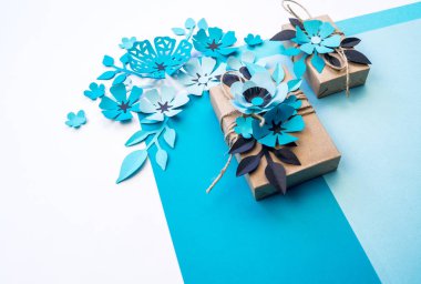 Kraft kağıt bir kutu içinde tatil için hediye. Anneler günü ve Sevgililer günü. Düğün dekorasyonu için malzeme.