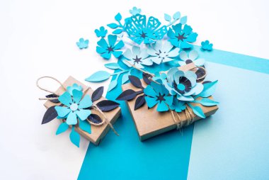 Kraft kağıt bir kutu içinde tatil için hediye. Anneler günü ve Sevgililer günü. Düğün dekorasyonu için malzeme.