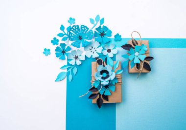 Kraft kağıt bir kutu içinde tatil için hediye. Anneler günü ve Sevgililer günü. Düğün dekorasyonu için malzeme.