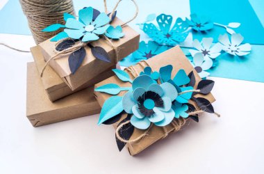 Kraft kağıt bir kutu içinde tatil için hediye. Anneler günü ve Sevgililer günü. Düğün dekorasyonu için malzeme.