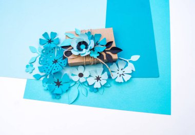 Kraft kağıt bir kutu içinde tatil için hediye. Anneler günü ve Sevgililer günü. Düğün dekorasyonu için malzeme.