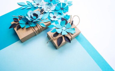 Kraft kağıt bir kutu içinde tatil için hediye. Anneler günü ve Sevgililer günü. Düğün dekorasyonu için malzeme.