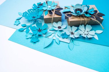 Kraft kağıt bir kutu içinde tatil için hediye. Anneler günü ve Sevgililer günü. Düğün dekorasyonu için malzeme.