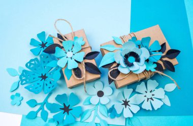 Kraft kağıt bir kutu içinde tatil için hediye. Anneler günü ve Sevgililer günü. Düğün dekorasyonu için malzeme.