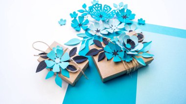 Kraft kağıt bir kutu içinde tatil için hediye. Anneler günü ve Sevgililer günü. Düğün dekorasyonu için malzeme.