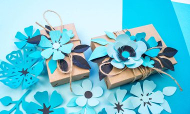 Kraft kağıt bir kutu içinde tatil için hediye. Anneler günü ve Sevgililer günü. Düğün dekorasyonu için malzeme.