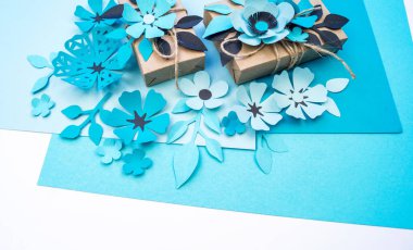 Kraft kağıt bir kutu içinde tatil için hediye. Anneler günü ve Sevgililer günü. Düğün dekorasyonu için malzeme.