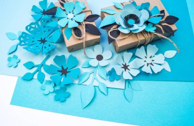 Kraft kağıt bir kutu içinde tatil için hediye. Anneler günü ve Sevgililer günü. Düğün dekorasyonu için malzeme.