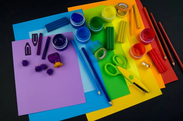 Schulaccessoires Werden Form Eines Regenbogens Ausgelegt Schwarzer Background Happy Zurück — Stockfoto