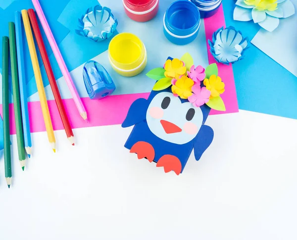 Çocukların yaratıcılığı. Kağıttan el sanatları için malzemeler. Penguen kutusu Okulu ve anaokulu. Beyaz arka plan.