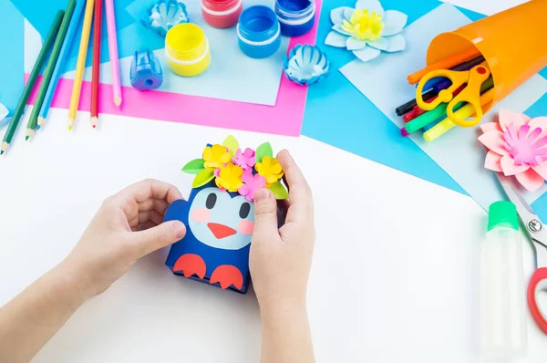 Manos Niño Haciendo Pingüino Papel Aplicación Creatividad Infantil Escuela Guardería —  Fotos de Stock