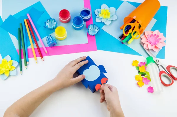 紙からペンギンを作る子供の手 子供の創造性の応用 幼稚園と工芸学校 工芸品のための白い背景と材料 — ストック写真