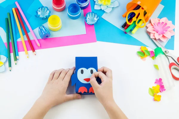 Manos Niño Haciendo Pingüino Papel Aplicación Creatividad Infantil Escuela Guardería —  Fotos de Stock