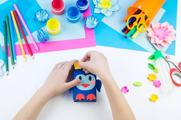 Manos Niño Haciendo Pingüino Papel Aplicación Creatividad Infantil Escuela Guardería — Foto de Stock