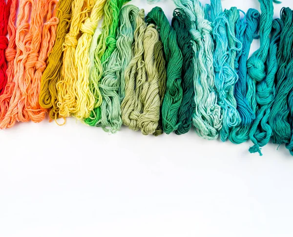 Rainbow Färg Trådar För Broderi Vit Bakgrund Favorit Hobby För — Stockfoto