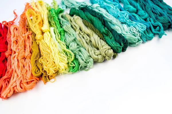 Rainbow Färg Trådar För Broderi Vit Bakgrund Favorit Hobby För — Stockfoto