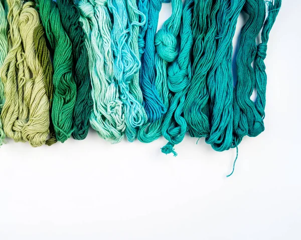 白地に刺繍の虹色の糸 快適さのためのお気に入りの趣味 クラフト プロセス — ストック写真