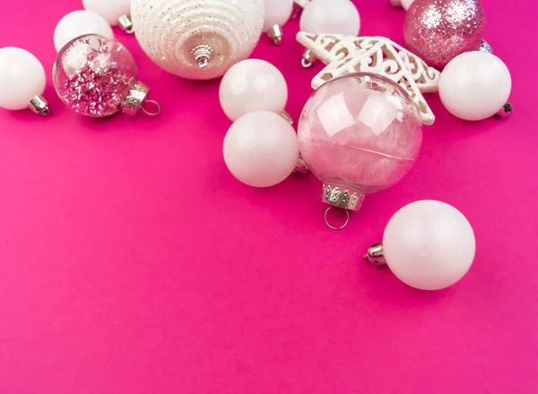 Bugigangas Rosa Brancas Suaves Fundo Rosa Humor Natal Decoração Festiva — Fotografia de Stock