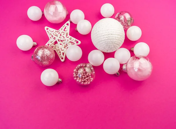 Απαλό Ροζ Και Λευκά Στολίδια Ροζ Φόντο Χριστουγεννιάτικη Διάθεση Εορταστική — Φωτογραφία Αρχείου