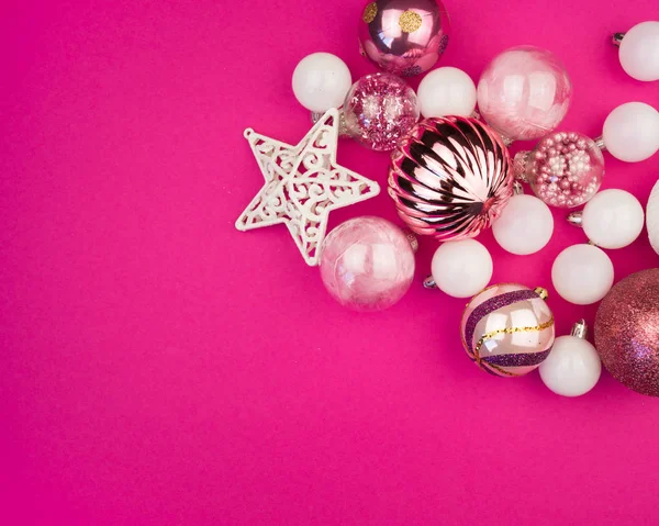 Yumuşak Pembe Beyaz Baubles Pembe Bir Arka Plan Üzerinde Noel — Stok fotoğraf