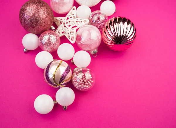 Dulces Adornos Rosas Blancas Sobre Fondo Rosado Humor Navidad Decoración — Foto de Stock