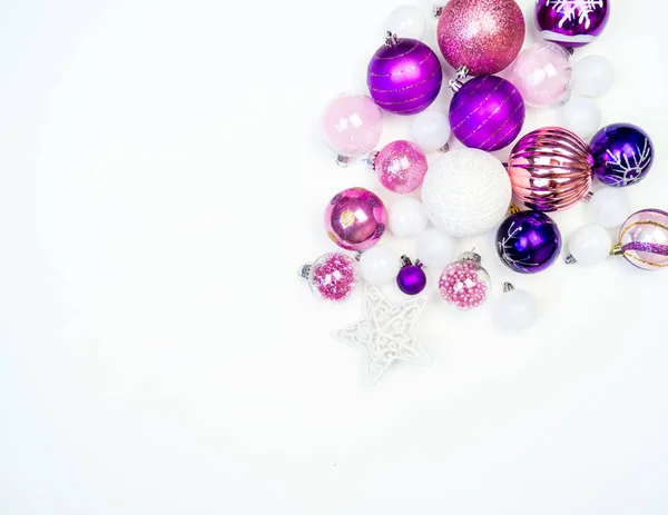 Dulces Adornos Rosa Púrpura Sobre Fondo Blanco Humor Navidad Decoración — Foto de Stock