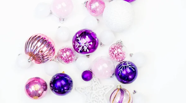 Dulces Adornos Rosa Púrpura Sobre Fondo Blanco Humor Navidad Decoración — Foto de Stock