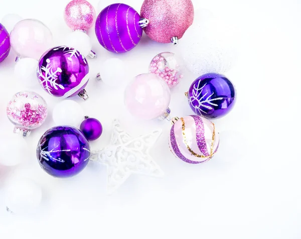 Douces Boules Roses Violettes Sur Fond Blanc Humeur Noël Décor — Photo