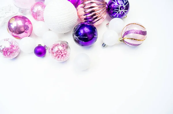 Yumuşak Pembe Mor Baubles Beyaz Zemin Üzerinde Noel Ruh Festival — Stok fotoğraf