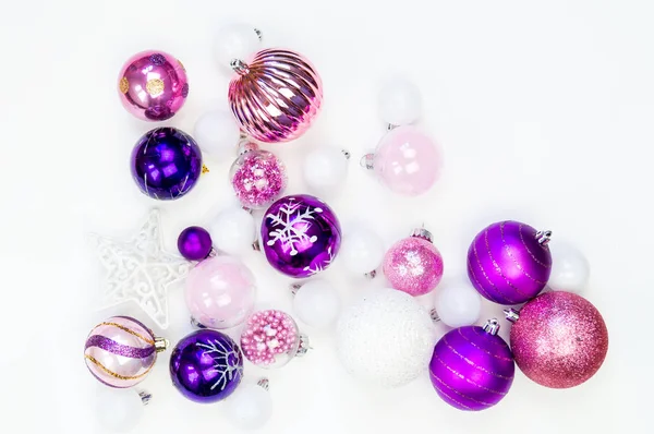 Απαλό Ροζ Και Μοβ Στολίδια Λευκό Φόντο Χριστουγεννιάτικη Διάθεση Εορταστική — Φωτογραφία Αρχείου