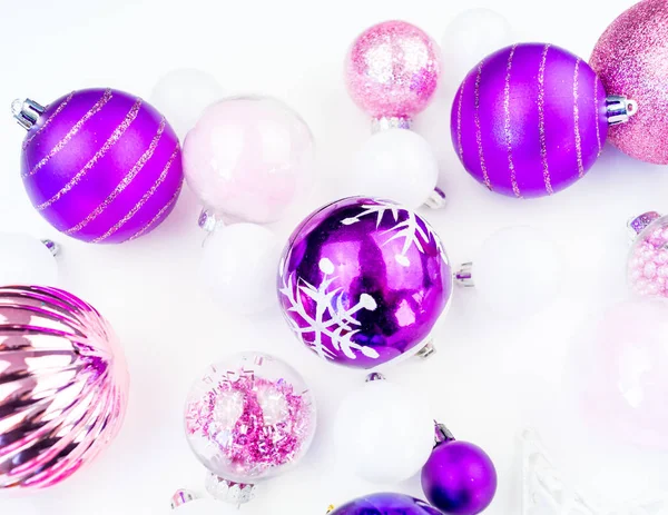 柔和的粉红色和紫色的小泡在白色的背景上 圣诞节的气氛 节日的装饰 为聚会准备的续集和闪光 — 图库照片