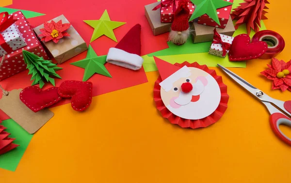 圣诞节装饰的装饰位于橙色的背景上 礼品包装材料 降临日历 — 图库照片