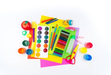 Okul aksesuarları bir gökkuşağı şeklinde yerleştirilir. Beyaz arka plan. Geri okul öğrenci için çok mutluyum. Sanat ve el sanatları çocuklar için. Gökkuşağı renkleri, alfabe harfler ve sayılar öğrenme çocuk.