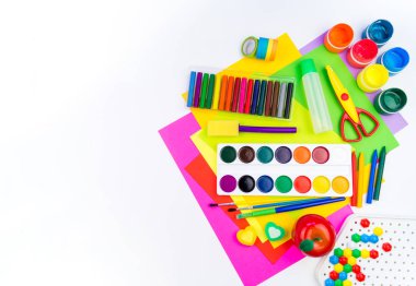 Okul aksesuarları bir gökkuşağı şeklinde yerleştirilir. Beyaz arka plan. Geri okul öğrenci için çok mutluyum. Sanat ve el sanatları çocuklar için. Gökkuşağı renkleri, alfabe harfler ve sayılar öğrenme çocuk.