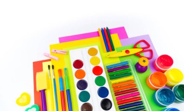 Okul aksesuarları bir gökkuşağı şeklinde yerleştirilir. Beyaz arka plan. Geri okul öğrenci için çok mutluyum. Sanat ve el sanatları çocuklar için. Gökkuşağı renkleri, alfabe harfler ve sayılar öğrenme çocuk.