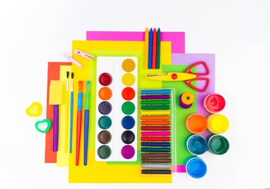 Okul aksesuarları bir gökkuşağı şeklinde yerleştirilir. Beyaz arka plan. Geri okul öğrenci için çok mutluyum. Sanat ve el sanatları çocuklar için. Gökkuşağı renkleri, alfabe harfler ve sayılar öğrenme çocuk.