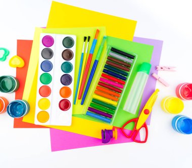 Okul aksesuarları bir gökkuşağı şeklinde yerleştirilir. Beyaz arka plan. Geri okul öğrenci için çok mutluyum. Sanat ve el sanatları çocuklar için. Gökkuşağı renkleri, alfabe harfler ve sayılar öğrenme çocuk.