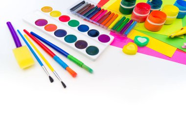 Okul aksesuarları bir gökkuşağı şeklinde yerleştirilir. Beyaz arka plan. Geri okul öğrenci için çok mutluyum. Sanat ve el sanatları çocuklar için. Gökkuşağı renkleri, alfabe harfler ve sayılar öğrenme çocuk.