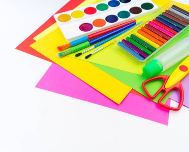 Okul aksesuarları bir gökkuşağı şeklinde yerleştirilir. Beyaz arka plan. Geri okul öğrenci için çok mutluyum. Sanat ve el sanatları çocuklar için. Gökkuşağı renkleri, alfabe harfler ve sayılar öğrenme çocuk.