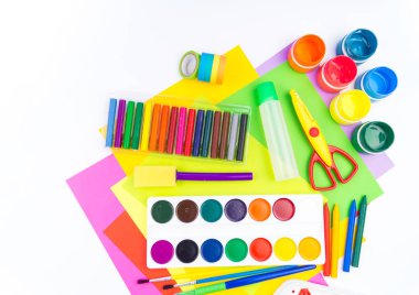 Okul aksesuarları bir gökkuşağı şeklinde yerleştirilir. Beyaz arka plan. Geri okul öğrenci için çok mutluyum. Sanat ve el sanatları çocuklar için. Gökkuşağı renkleri, alfabe harfler ve sayılar öğrenme çocuk.