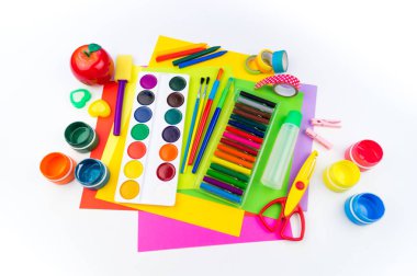 Okul aksesuarları bir gökkuşağı şeklinde yerleştirilir. Beyaz arka plan. Geri okul öğrenci için çok mutluyum. Sanat ve el sanatları çocuklar için. Gökkuşağı renkleri, alfabe harfler ve sayılar öğrenme çocuk.