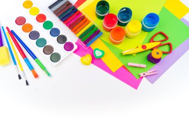 Okul aksesuarları bir gökkuşağı şeklinde yerleştirilir. Beyaz arka plan. Geri okul öğrenci için çok mutluyum. Sanat ve el sanatları çocuklar için. Gökkuşağı renkleri, alfabe harfler ve sayılar öğrenme çocuk.