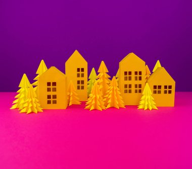 Noel ağacı ve ev sarı tekne kağıttan yapılmış. El sanatları. Mor ve pembe arka plan. Orman