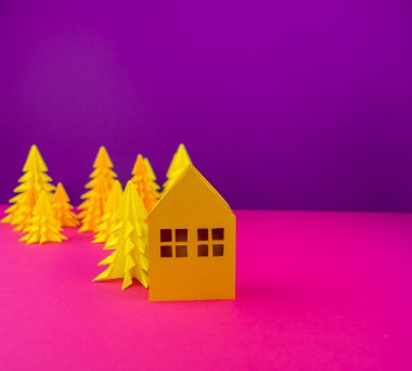 Noel ağacı ve ev sarı tekne kağıttan yapılmış. El sanatları. Mor ve pembe arka plan. Orman