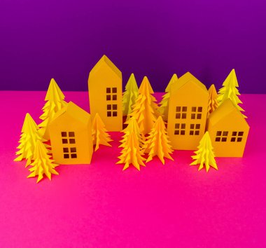 Noel ağacı ve ev sarı tekne kağıttan yapılmış. El sanatları. Mor ve pembe arka plan. Orman